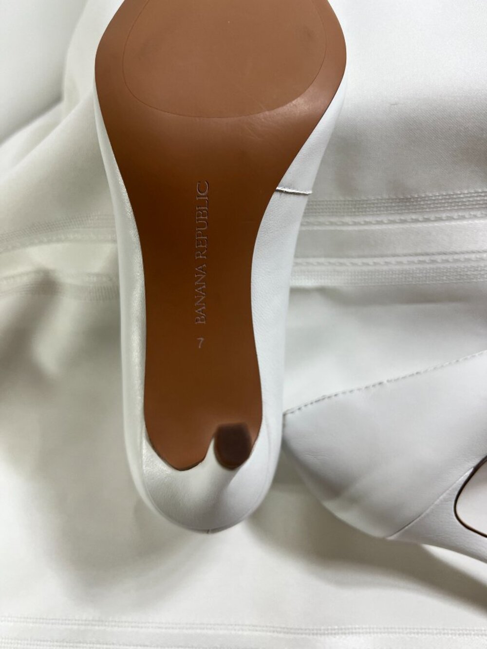 Banana Republic White Leather Pointed Toe Pumps 3.5" Stiletto Heels Size 7M - Picture 6 of 9